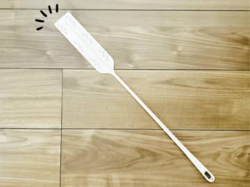 【セリア】ヘラのついた長～い棒…？コレ一体なーんだ！いつものをセットすると、唯一無二のお掃除アイテムに大変身！！