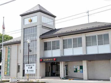 男性遺体、川に浮く　40～90代ぐらい、身長約160センチで身元不明　緑と白色のしま模様のポロシャツ、下は白い肌着姿　散歩中の男性が発見し119番