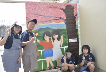 日立の魅力を壁画に　日高中生徒がパーキングエリア扉に描く　茨城