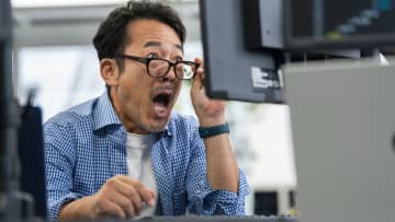 何で生活が楽にならないんだよ…「年収900万円」「年金見込額28万円」の54歳会社員、妻の「お金がない」を信じて倹約生活を続けるも、疑念噴出。通帳の引き落とし「月10万円」まさかの支出に唖然【CFPの助言】