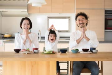 4人家族のわが家は毎月の食費が10万円超…米もパンも高いのに、ママ友の家は4人で5万円まで抑えられているそうです。何かコツがあるのでしょうか？
