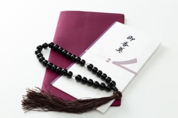 祖父が亡くなり、小規模な葬儀をしました。思ったよりも参列者が多く「香典」の総額が葬儀費用を上回った…… 差額に税金はかかりますか？