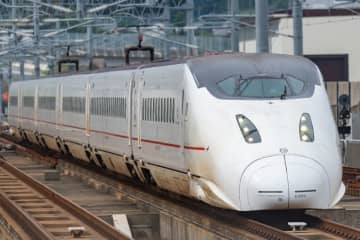 九州新幹線、車内に「球場の売り子さん」登場！サーバーから注ぐ生ビールを販売