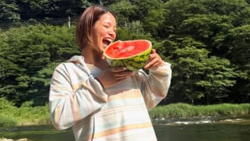 阿部詩、豪快にガブリ！　スイカにかぶりつく夏全開のオフショットに3万超えの「いいね」