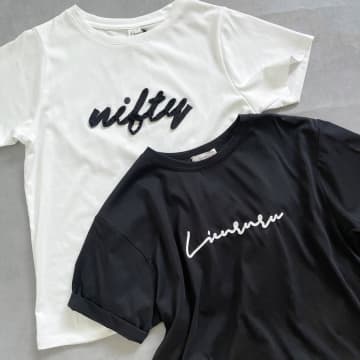 どちらも「1,089円」！【しまむら】大人女性におすすめしたい「おしゃれロゴTシャツ」