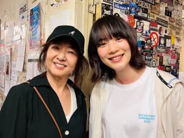 のん、『あまちゃん』共演の美保純と感動2ショット！