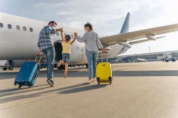 福岡から家族3人で「ディズニーランド＆シー」へ行きたい！ 交通費は「飛行機・新幹線」のどっちが安い？ 運賃や“乗り継ぎのラクさ”を比較