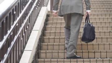「最近つまづきやすくなった」「やっぱり、歳かな」…その思い込みが“寝たきり”を招く。60代以上の転倒、本当の犯人は足腰の衰えではなかった【歯科医師が解説】