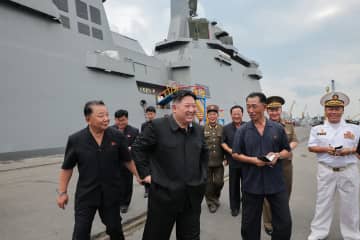 「海軍は国家核戦力の一翼」金正恩氏、新造駆逐艦を視察