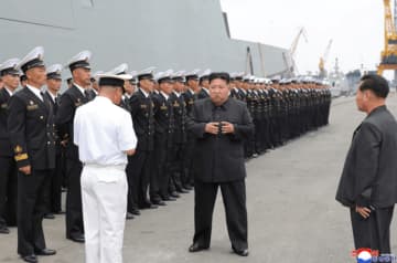 金正恩総書記が駆逐艦「崔賢」号を訪問