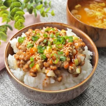 「この納豆、やけにウマいね」「どこで知ったの？」混ぜるだけで超簡単♪朝から白米3杯イケる納豆のアレンジレシピ