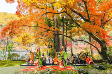 星のや京都”嵐山の紅葉”満喫する秋イベント、虫の音聴く酒宴＆もみじの下で雅楽鑑賞