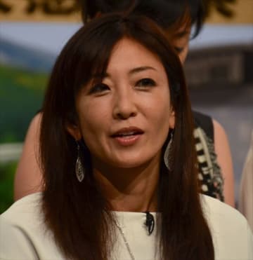 中島史恵57歳、梶原真弓58歳とミニスカでダンス　抜群のスタイルに衝撃　ファン魅了