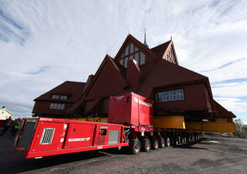 陥没危機、教会丸ごと移転します　スウェーデンの鉱業都市キルナ