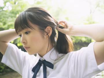 乃木坂46 小川彩、夏の川辺で制服姿を披露　「B.L.T. SUMMER CANDY 2025」表紙を飾る