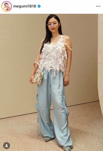 MEGUMI43歳、黒キャミワンピ姿で色気ダダ漏れ　宮古島でのプラベショット「ただただ美しい」ため息