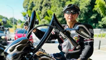 魔裟斗 カスタムした“愛車”ハーレーで江の島へ 「腕めちゃくちゃ太い」黒タンクトップでまたがる姿に「この派手さめちゃくちゃ似合ってる」