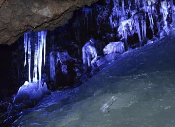 富士山の「鳴沢氷穴」はただの洞窟じゃなかった。口コミが明かすアスレチックな魅力と「氷がない！？」という落とし穴