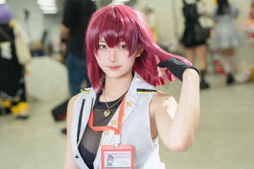 【コスプレ】社長服の宝鐘マリン船長が艶っぽい！ノースリーブシャツにスリットがセクシーなタイトスカート姿でドキドキが止まらない【写真8枚】