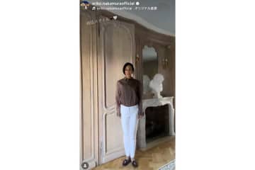 「背中が大胆に…」　中村江里子さんのシャツ＆パンツコーデ　大胆なデザインに「前面からのギャップ!!!!」と驚きの声