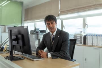 主演・阿部寛、主人公・山縣泰介について「自分の正しさが人を傷つけていることに気づかないから余計厄介」 映画『俺ではない炎上』場面写真解禁