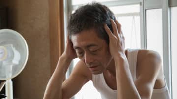 助けて、もうお金がない…〈年金月3万円〉68歳男性の絶望。〈家賃2万2,000円の市営団地〉で迎えた「想定外の老後」とたったひとつの過ち