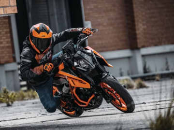 KTM 390 DUKEの2025年モデル登場！　ブラックシート採用でルックス一新