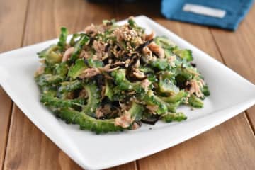 塩昆布の旨味たっぷり！「ゴーヤとツナの塩昆布和え」レシピ