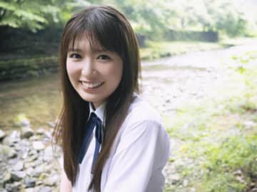 乃木坂46小川彩、夏の川辺をバックに自然体な笑顔がキラリ！透明感あふれる制服SHOT公開
