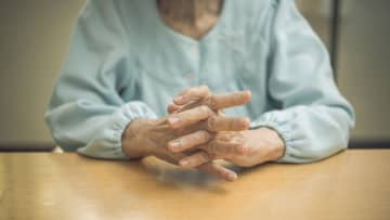 節約のためエアコンもつけず…年金月9万円・独居暮らしの75歳母、熱中症で救急搬送。「元気だから大丈夫」の影で困窮も、「子どもにも生活保護にも頼りたくない」と零す理由【CFPの助言】