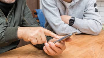 「詐欺じゃないって言われたけど…」スマホ料金が月2万円に膨らんだ74歳男性、〈サブスク地獄〉の末路