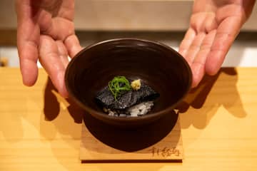 受け継ぐ一皿、浦安の老舗『羅甸』の‶漆黒の煮汁”が蘇る。ハイアット リージェンシー 東京ベイ「すし絵馬」