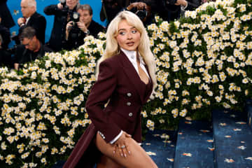 サブリナ・カーペンター、愛犬たちが犬版ヴォーグの表紙を飾る