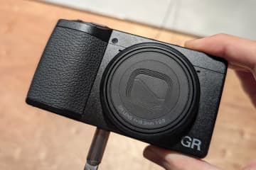 リコー「GR IV」実機をメディア向けに初公開。起動の高速化などレスポンスが向上