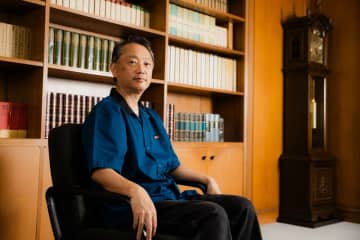 伊坂幸太郎、恩田陸らのヒット作を手がけた “伝説の編集者” 新井久幸インタビュー「喧嘩を売るつもりでオビを作っています」