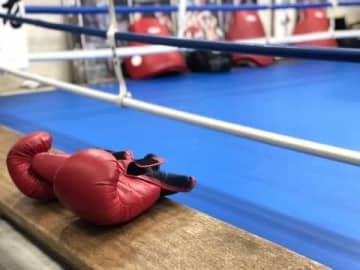 ボクシング2選手死亡で「水抜き」禁止へ　相次ぐ死亡事故で問われる主催者の法的責任