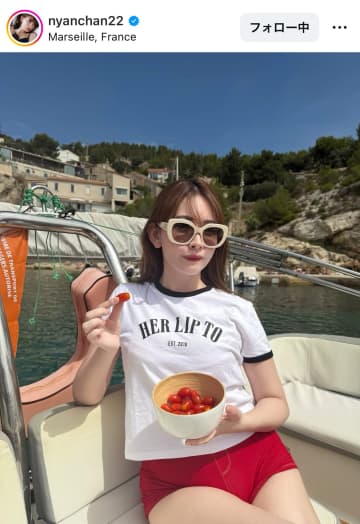 小嶋陽菜の私服に「体操服とブルマに見えた」とファン騒然。フランスでの『超ミニ』コーデが話題