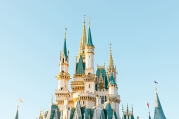 「ディズニーランド」に子ども2人を連れて初めて行く予定です。“入場料”や食事、グッズ代など全部合わせてどれくらいの予算を見ておけば安心でしょうか？