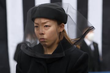 《姉・彬子さまもお怒り》瑶子さま　強行突破で再び“私的アメリカご旅行”へ…昨年は懇意企業の「ロゴTシャツ」宣伝で波紋