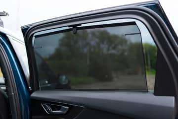 日焼け対策に「運転席・助手席の窓」にサンシェードを取り付け！ 友人に「警察に見つかると罰金6000円」と注意されましたが、違法になるのでしょうか？
