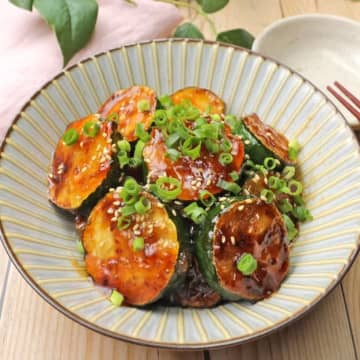 「ズッキーニはこの味付けが一番ウマい」「冷蔵庫に常備しとこ」家族が見事にハマった！ズッキーニの簡単おかずレシピ