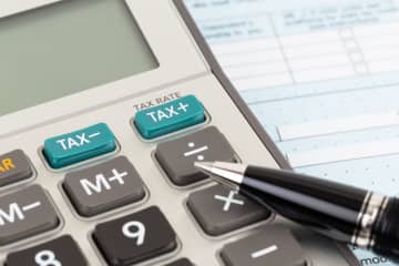 専業主婦で「架空の役員報酬」をもらうママ友。給料は「月20万円」らしいけど、勤務実態ナシなら“税金”も多めに取られてる？「手取り額・デメリット」を解説