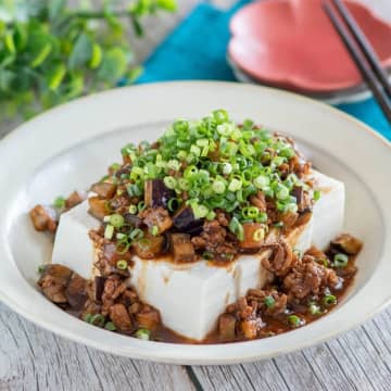 【マーボー豆腐超えたかも】「この夏1番のヒットだわ」「豆腐が秒で消えた」新感覚の簡単冷やっこアレンジレシピ