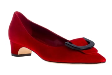 マノロ ブラニク”U字型ブラックリング”のパンプス、深みカラーのスエードアッパー