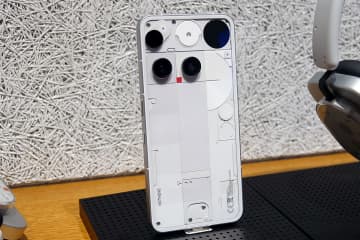 Nothing、フラグシップスマホ「Phone (3)」。光る背面をやめて「Glyphマトリックス」を新採用
