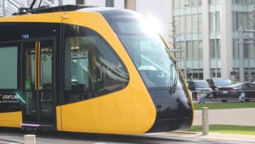 宇都宮のライトライン、利用者1000万人到達！ 8/23から記念ラッピング電車を運行