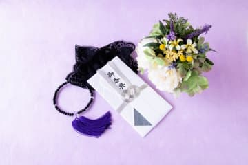 【葬儀にまつわるQ&A】家族葬は家族以外は参列できない？ 香典を辞退すると言われたらどうする？