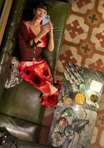 “32歳年下”ユン・サンヒョンと映画館同行も話題…女優キム・ヘス、セクシー+優雅な人魚ファッション…幻想的なSライン