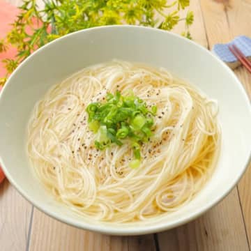 【そうめん、めんつゆに飽きたらコレやって】「見た目と味のギャップで脳がバグる」そうめんの簡単アレンジレシピ
