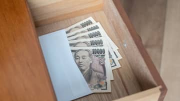 母の遺品整理中に床下収納から「300万円」を発見！存在も知らなかったのですが、これも相続財産になるのでしょうか？